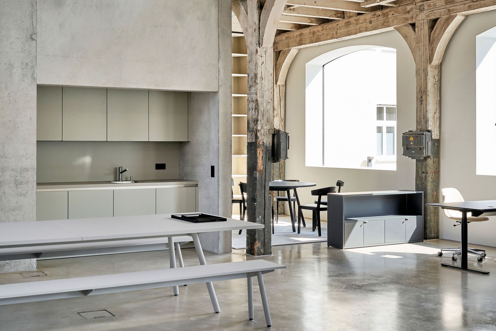 Treffpunkt Teeküche: Am langen Tisch wird gemeinsam gegessen, gedacht, gelacht und gestaltet