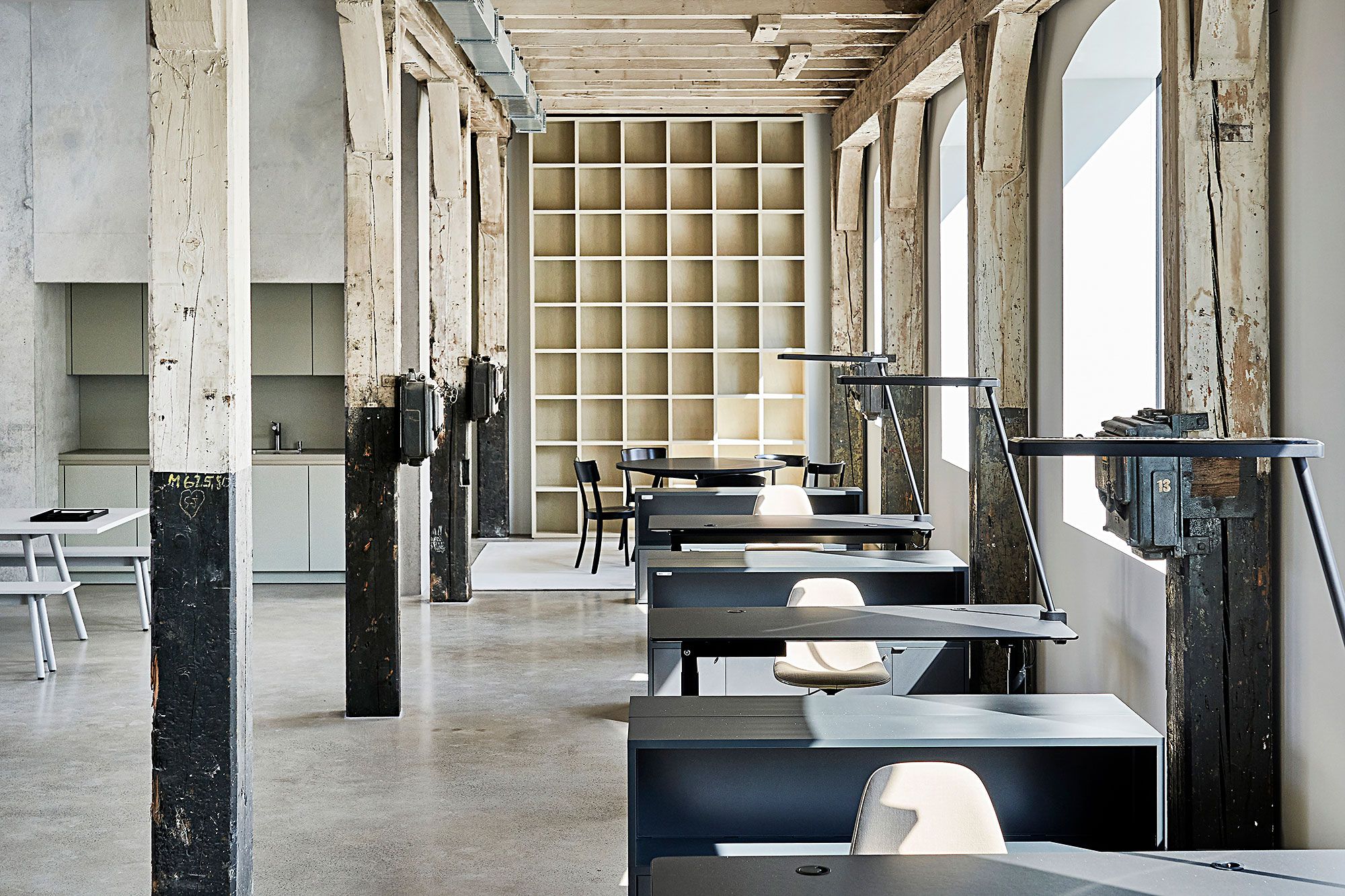 An den sechs Arbeitsplätzen im Parterre werken die GrafikerInnen der Zone für Gestaltung