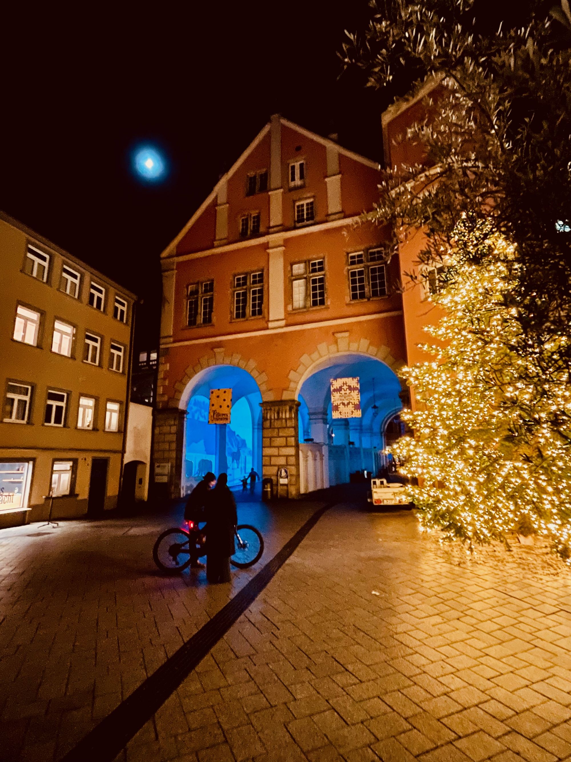 'Zeit des Lichts' – eine monumentale Projektion zum Auftakt des Ravensburger Christkindlesmarkts 2025 (Foto: David Hetriuc)