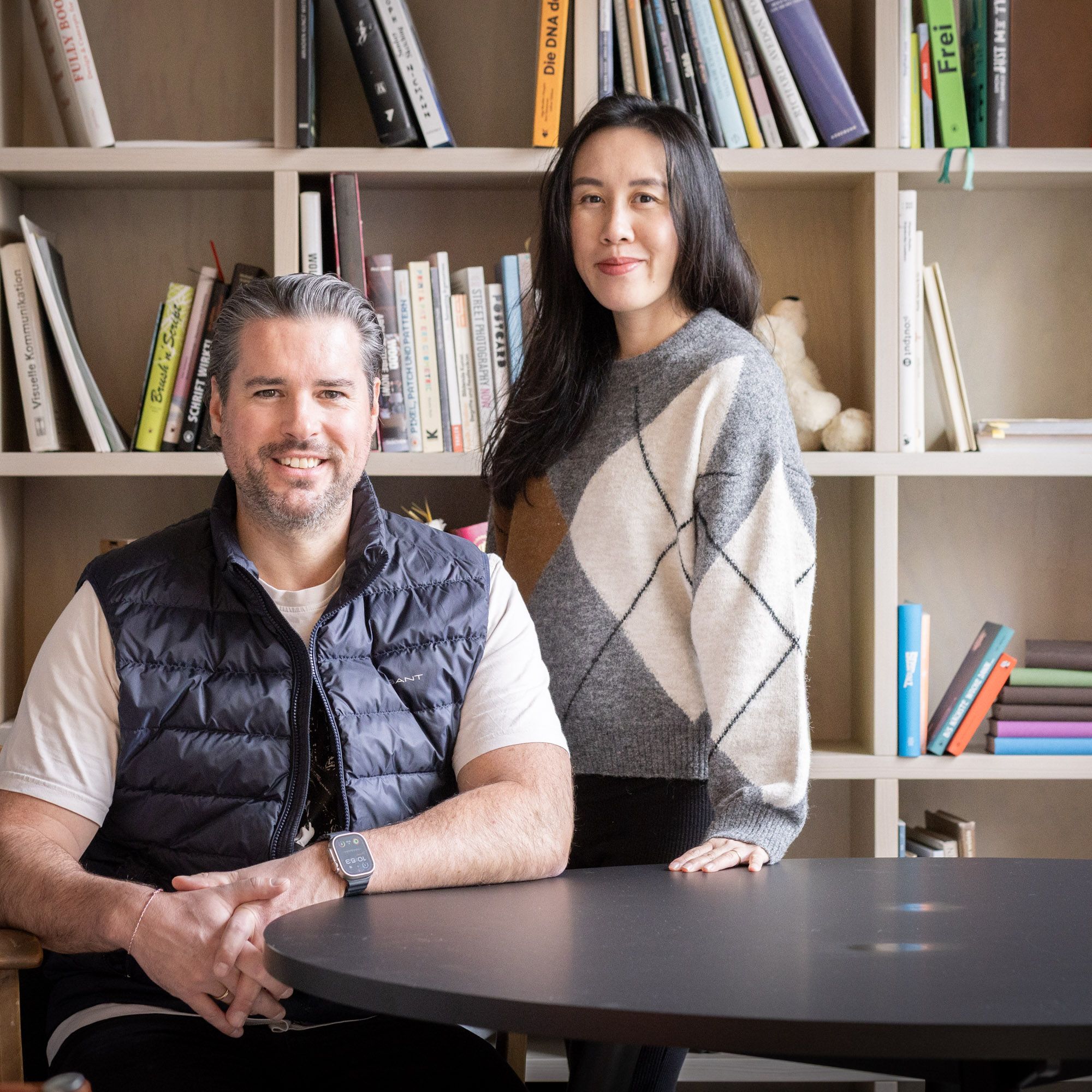 Christopher und Karen, die beiden Neuen in der Werkhalle. (Foto: Paul Mayer)