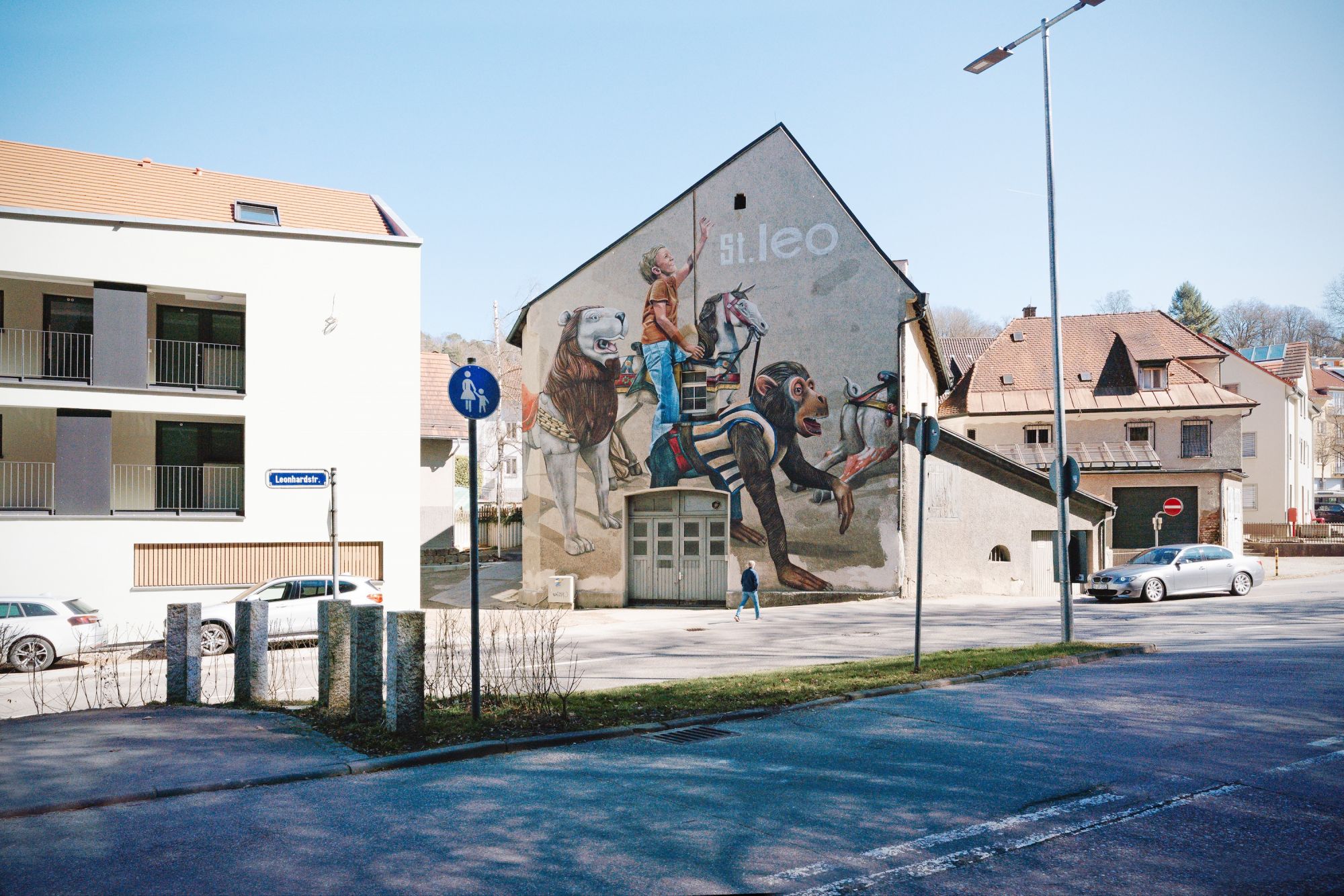 Die historische St.Leonhardskapelle mit dem Murial von Daschu (Foto: Marius Hartinger)   