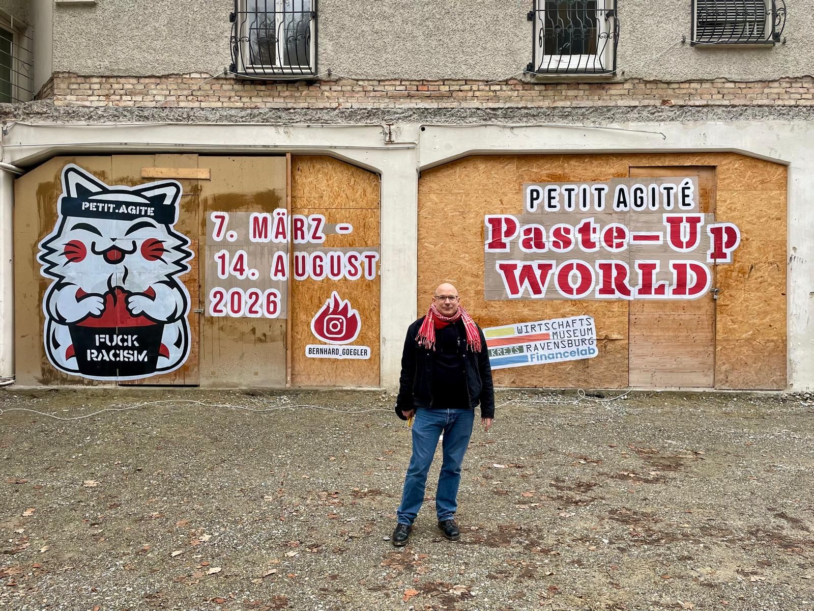 Die Paste-Ups des Berliner Streetart-Künstlers 'Petit Agité' an der Außenfassade der St.Leonhardskapelle künden bereits von der kommenden KunstLichtNacht 2026.