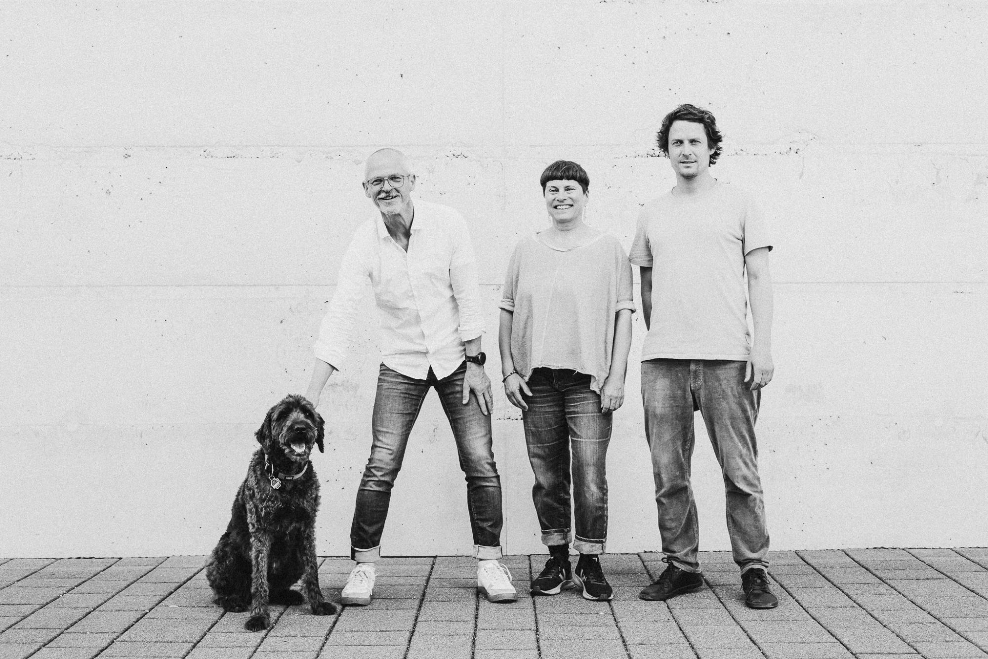 Das Organisationsteam von freitags im november 2026: Julia Skowronek, Sven Weber und René Kius – mit Molly. (Foto: David Hetriuc)