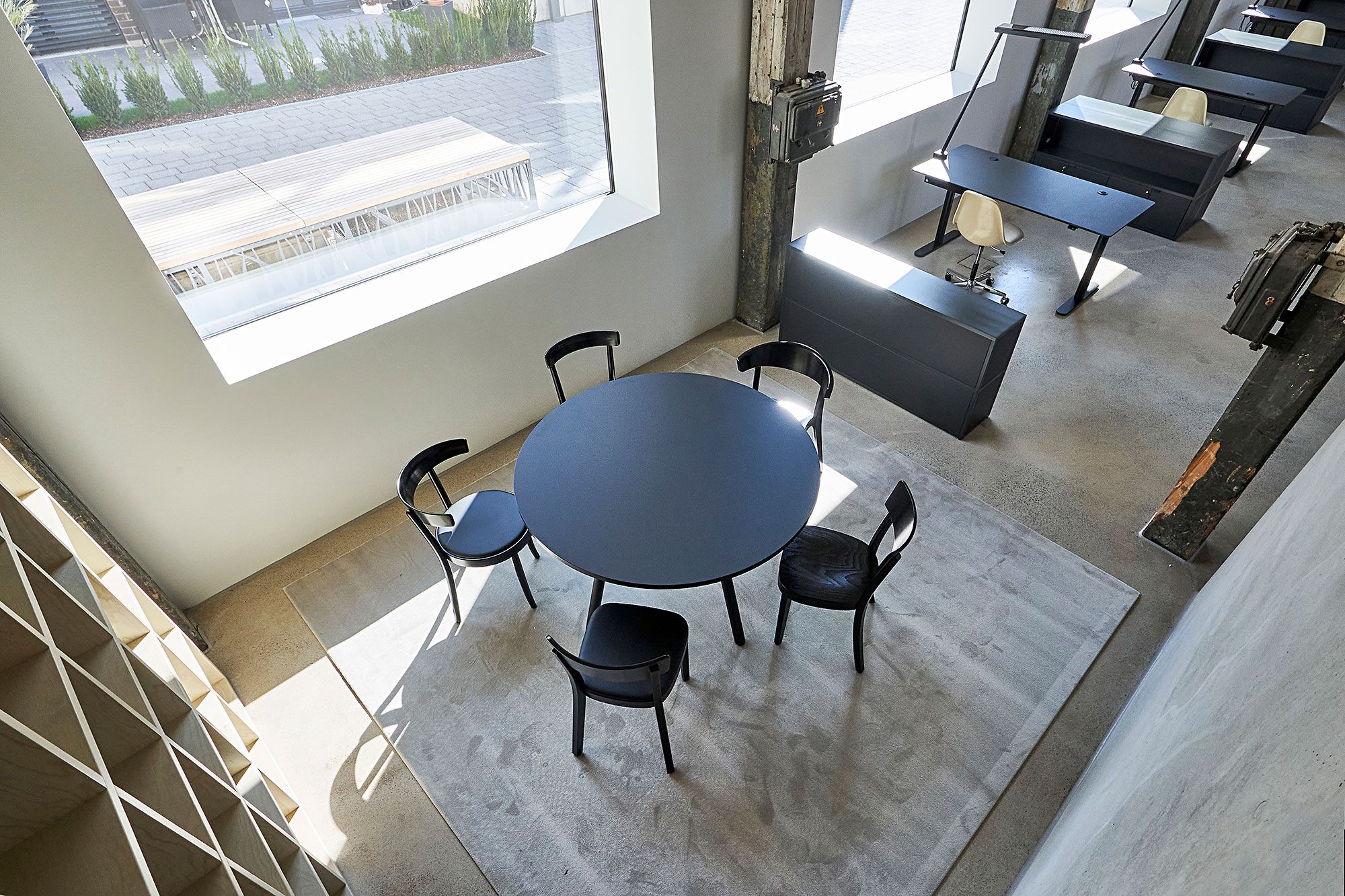 Der runde Tisch ist einer von vier Besprechungsbereichen, die allen zur Verfügung stehen